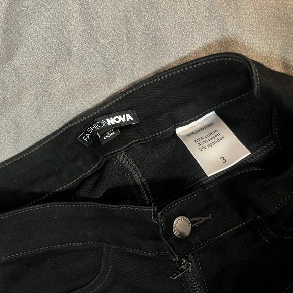 These jeans don’t walk.. they enter scenes – Size 3 FashionNova - Picture 4 of 4